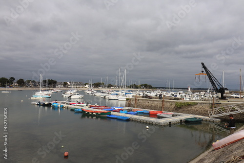 Bateaux dans le port de Saint Jacques le long de l'ocean atlantique, ville de Sarzeau, departement du Morbihan, region Bretagne, France