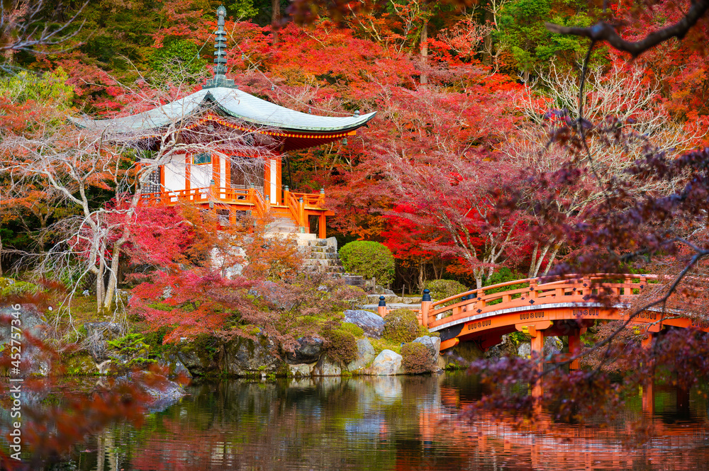 Obraz premium Beautiful view of Daigo-ji temple with red maple trees in autumn season in Kyoto, Japan