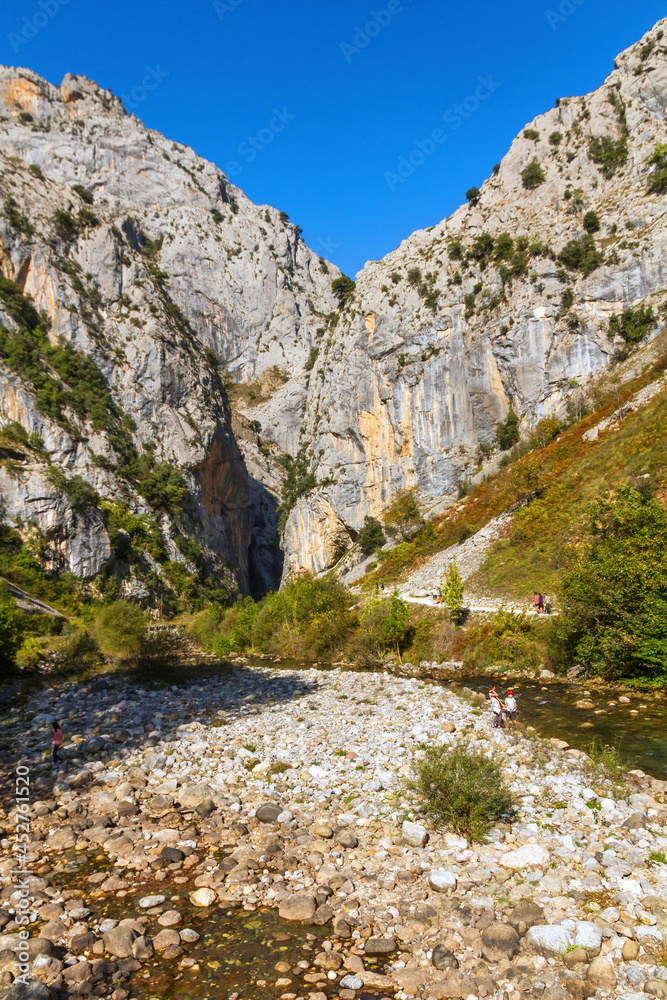 Entrada a la Ruta turistica en paralelo al Río Cares  (Ruta del Cares). Desfiladero en Los Picos de Europa entre Asturias y León. España