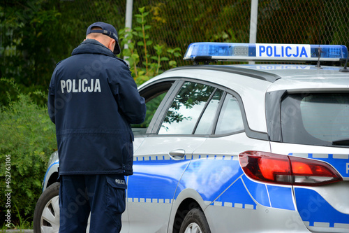 Protest pod placówką straży granicznej zabezpiecza policja. wrocław 2021 r. photo