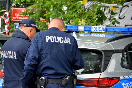 Protest pod placówką straży granicznej zabezpiecza policja. wrocław 2021 r. photo