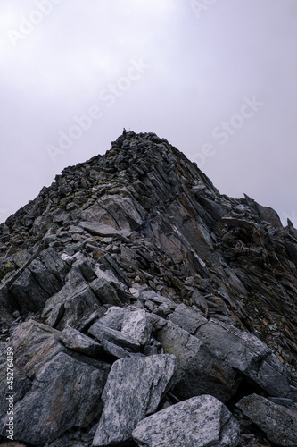 Uomo sulla vetta del Piz Rondadura, Alpi Svizzere