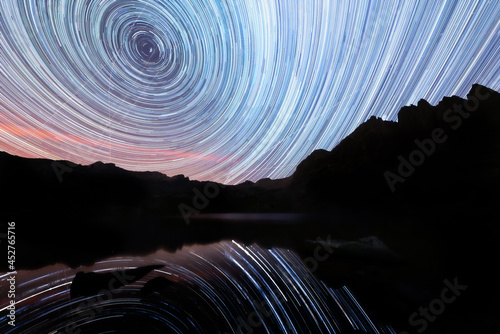 estelas de estrellas polo norte con reflejo en lago  photo