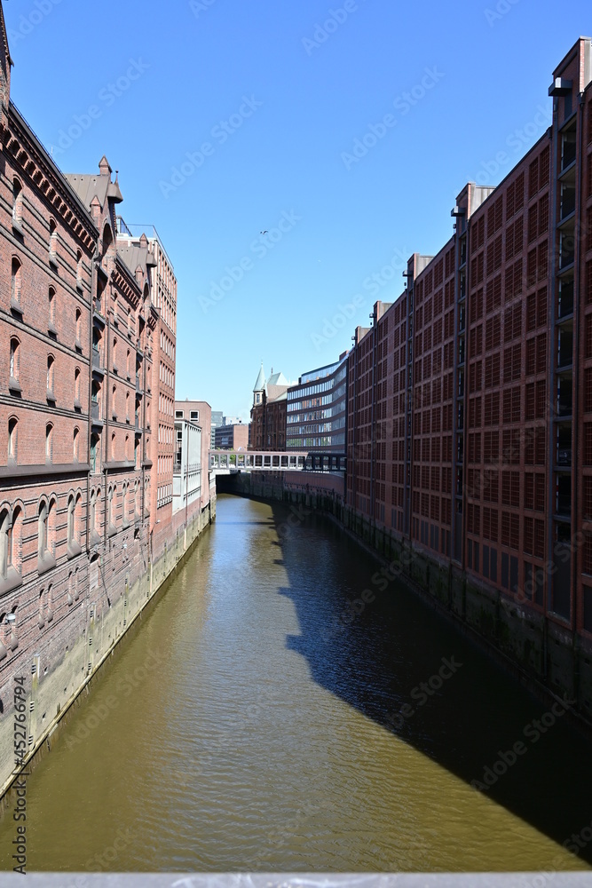 Blick in die Speicherstadt in Hamburg bei blauem Himmel