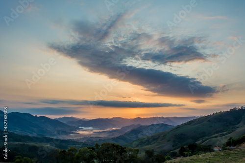 Nascer do sol nas montanhas com nuvens - Paisagem natural © Dales Hoeckesfeld