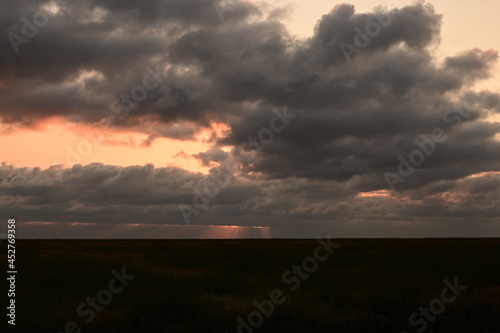 Mystischer Himmel beim Sonnenuntergang   ber der Nordsee in Nordfriesland