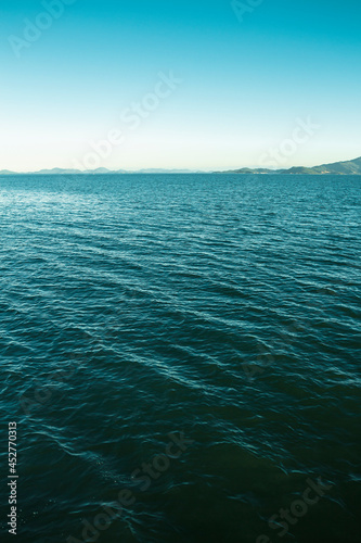 Mar calmo com céu azul - Paisagem natural