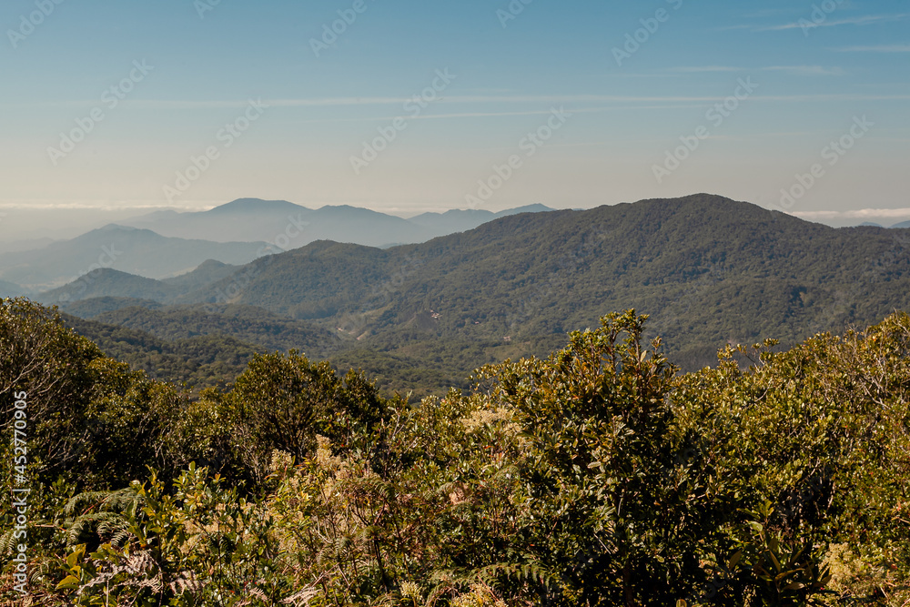 Fototapeta premium Vista para as montanhas e céu azul - Paisagem natural