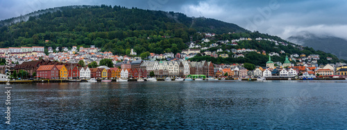 Urlaub in Norwegen: Panorama Weitwinkelaufnahme der Stadt Bergen mit den traditionellen bunten Holzhäusern in Hanse-Viertel Brygge - UNESO Weltkulturerbe