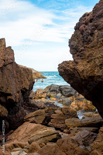 Pessoas no mar com composição de rochas - Paisagem natural