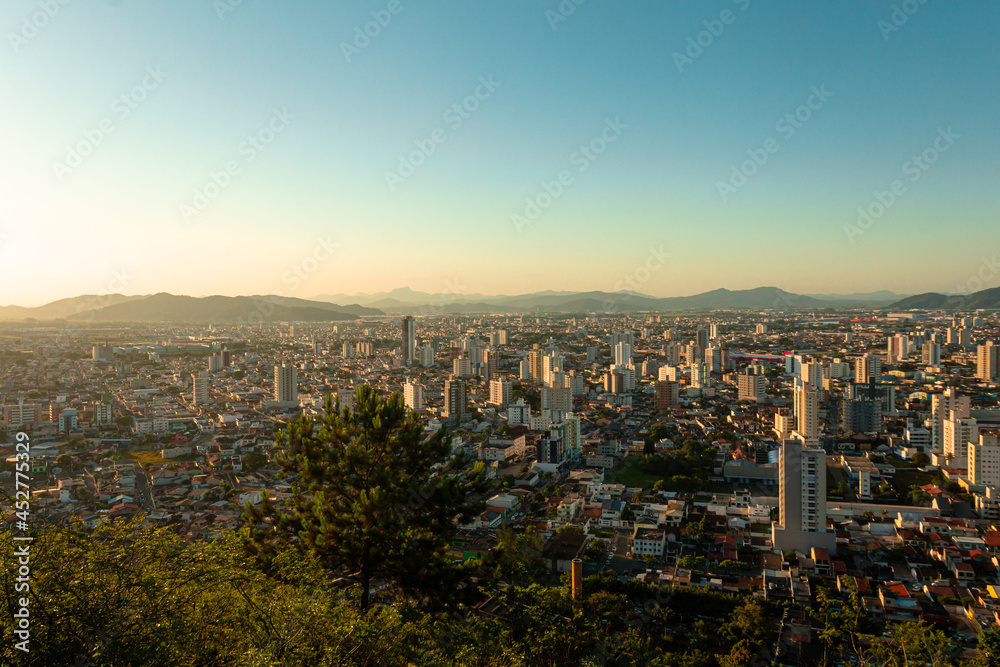 Fototapeta premium Vista para a cidade de Itajaí no pôr do sol - Paisagem urbana