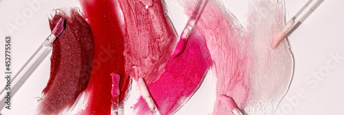 фотографія Liquid lipstick swatches with sponges for applying isolated on white background