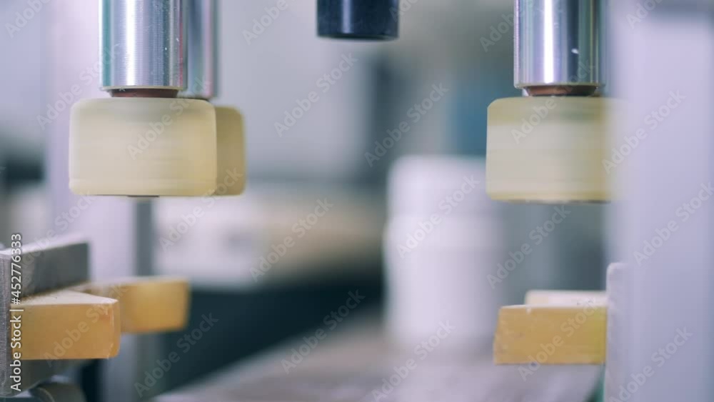 Industrial conveyor is sealing pill tubs