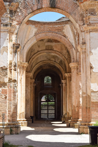 Corredor en las ruinas de la Catedral de Antigua Guatemala.