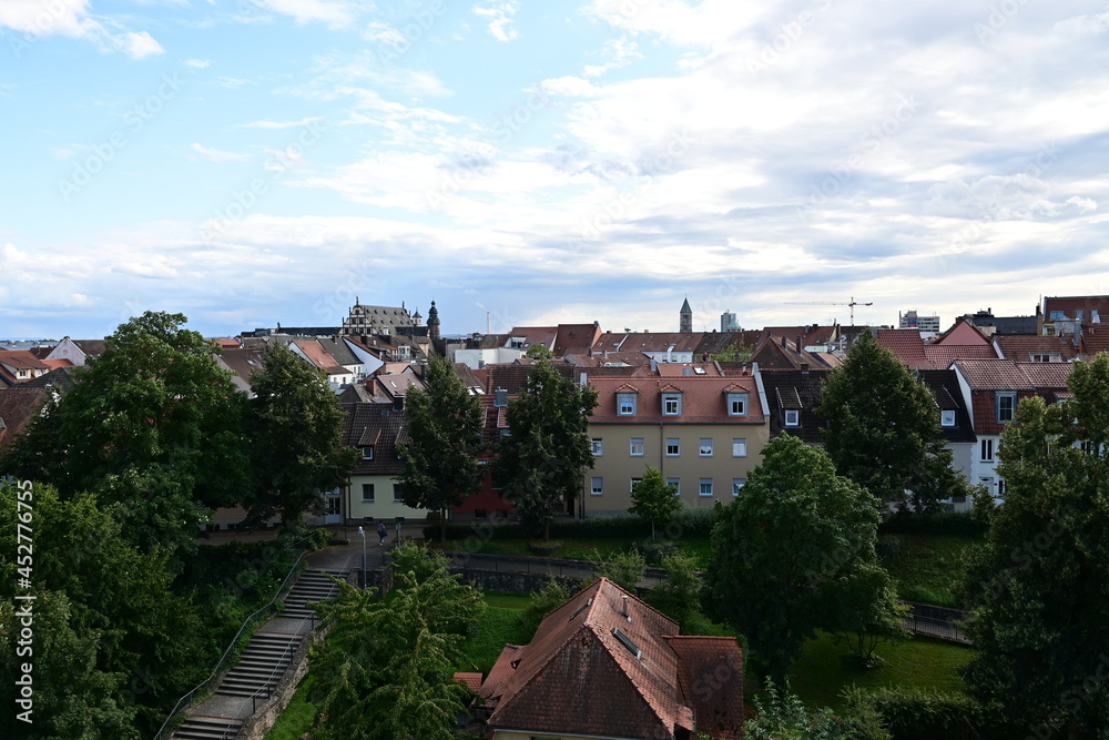 Schweinfurt, Blick über den Motherwellpark auf die Altstadt am Oberen Wall mit Rathaus im Hintergrund