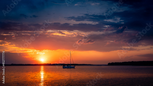Zachód słońca nad jeziorem Dargin © Marek
