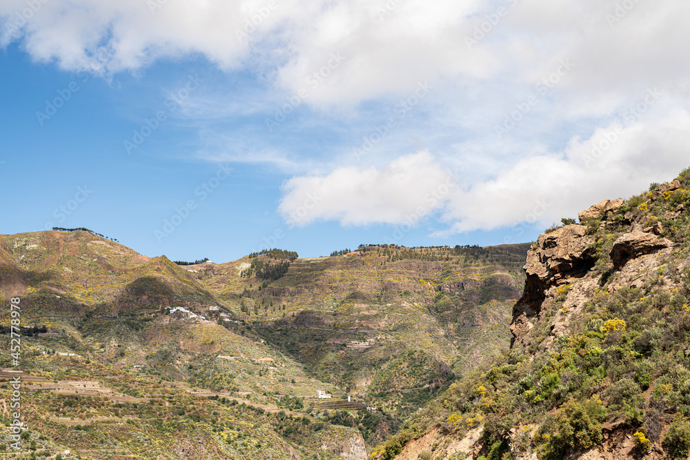 Ausblick auf kanarische Berglandschaft, Roque Nublo und Roque Bentayga bei strahlendem Sonnenschein und blauem Himmel
