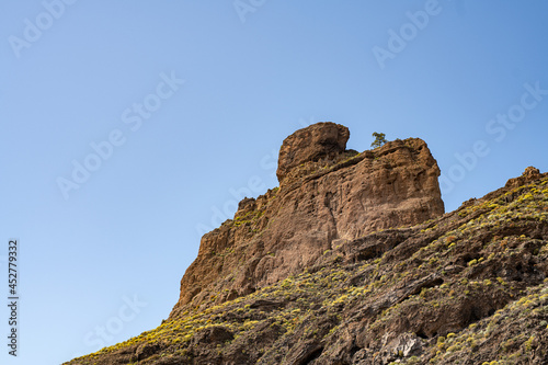 Ausblick auf kanarische Berglandschaft, Roque Nublo und Roque Bentayga bei strahlendem Sonnenschein und blauem Himmel  © creativemariolorek