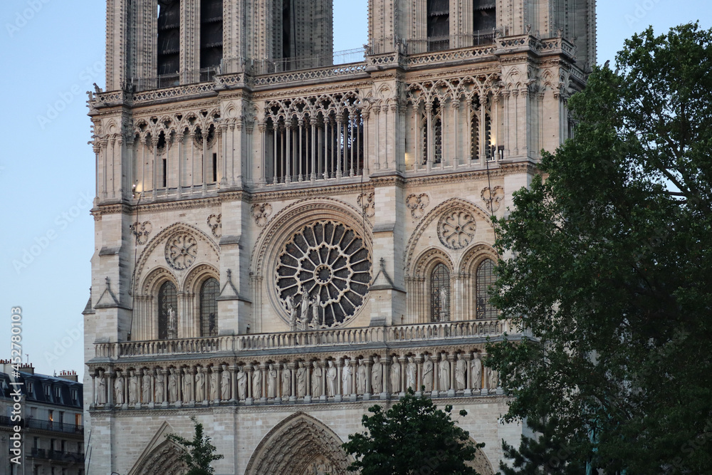 Fototapeta premium Famous cathedral Notre Dame de Paris