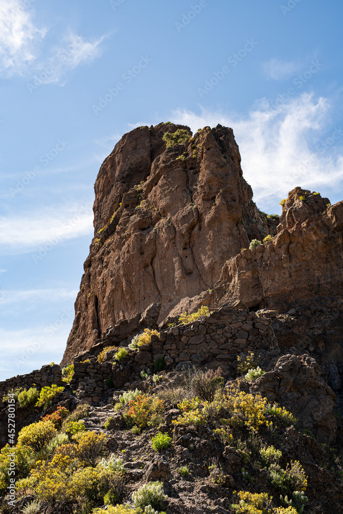 Ausblick auf kanarische Berglandschaft, Roque Nublo und Roque Bentayga bei strahlendem Sonnenschein und blauem Himmel
Ausblick auf kanarische Berglandschaft, Roque Nublo und Roque Bentayga bei strahlendem Sonnenschein und blauem Himmel