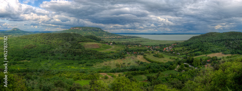 Ungarische Landschaft am Plattensee mit bewölktem Himmel