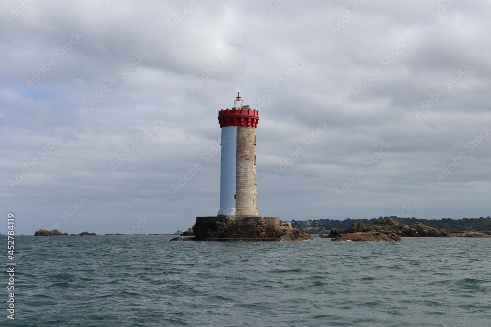 Le phare de la Croix à l'embouchure de la riviere Trieux, departement des Cotes d'Armor, region Bretagne, France