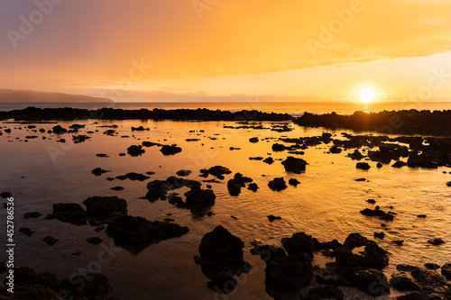 Fototapeta Naklejka Na Ścianę i Meble -  Sunset reflection over Hawaiian beach