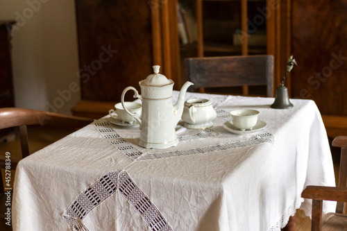 Obraz na płótnie Stara porcelanowa zastawa do herbaty na wiejskim stole w salonie