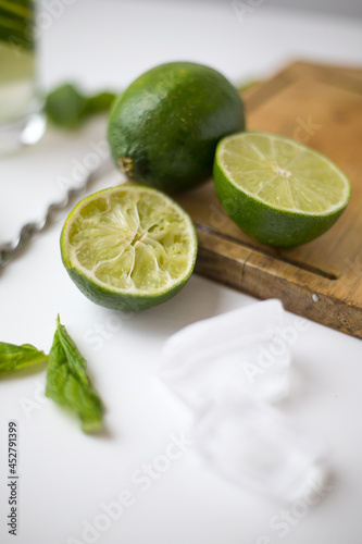  lime slices for Mojito cocktail preparation