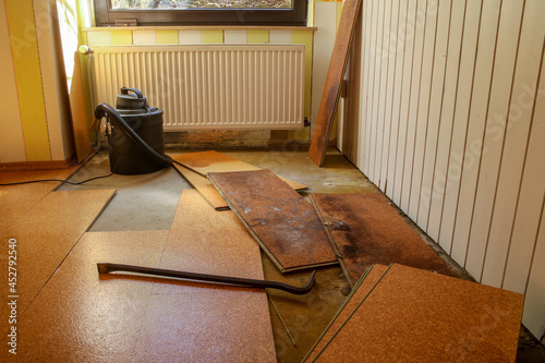 Foto Wasser-Schaden im Keller mit Schimmel Boden