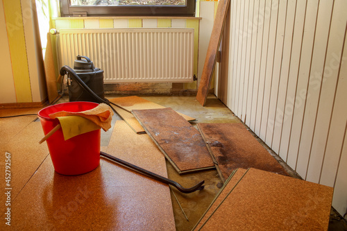 Wasser-Schaden im Keller mit Schimmel Boden