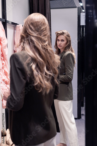Fotografía Woman in dressing room fits new formal look
