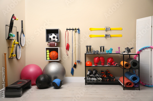 Schilderij op canvas Many different sports equipment in room with beige walls