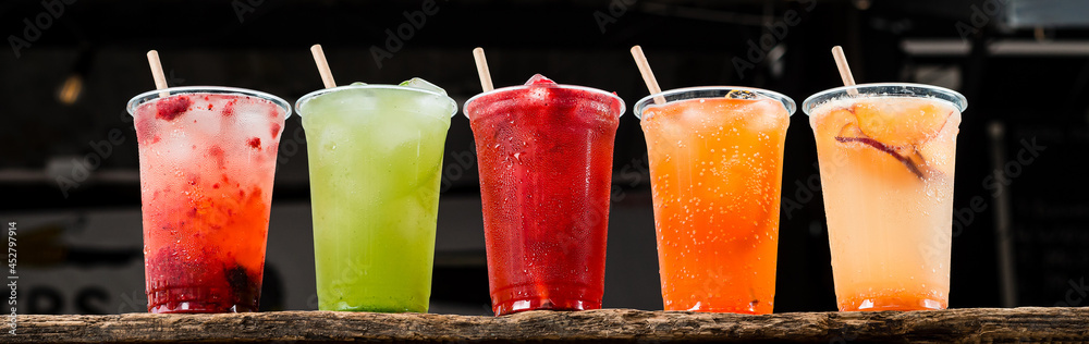 Φωτογραφία colourful Lemonade in transparent cup, five summer lemonades