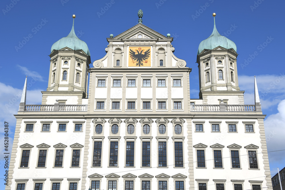 Das Augsburger Rathaus wurde im Renaissance Baustil von 1615 bis 1624 errichtet. Es ist heute das Wahrzeichen der Stadt Augsburg in Bayern.
