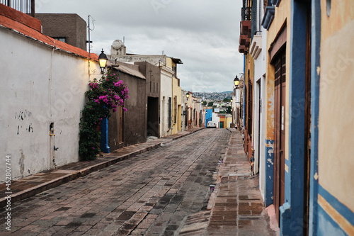 Vista del Centro Histórico de Querétaro calles coloniales en el barrio de la cruz © Ricardo