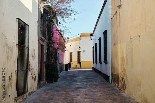 Vista del Centro Hist  rico de Quer  taro calles coloniales peque  o andador en el barrio de la cruz
