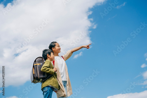 空と小学生（笑顔・指差す・横顔）  © buritora