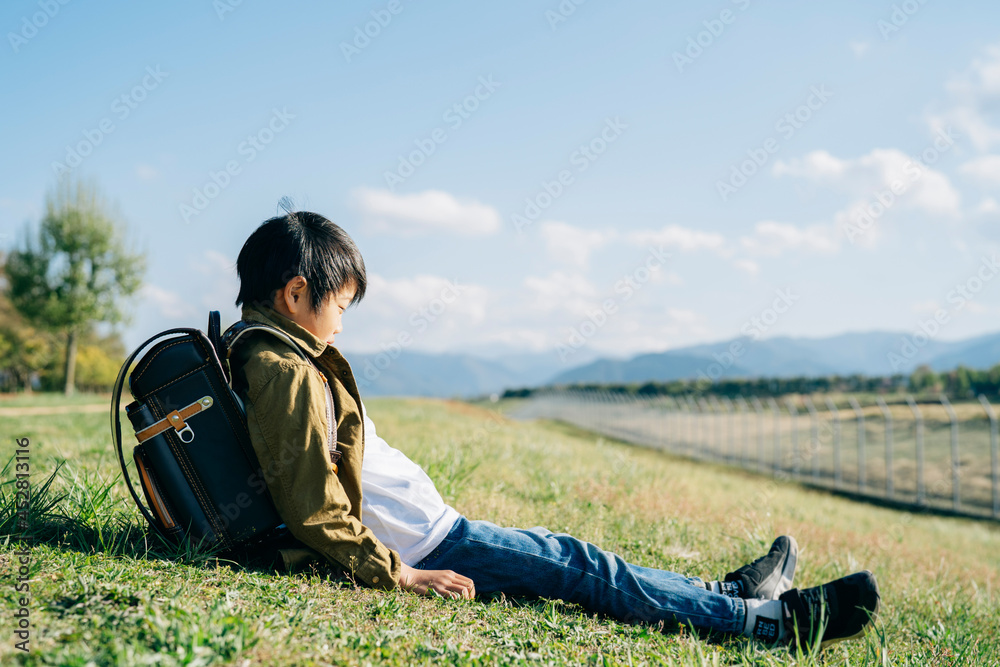 悩む小学生の男の子（横顔）
