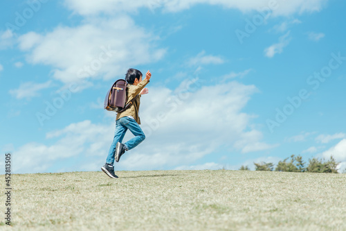 公園で走る小学生 