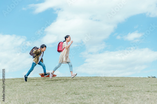 公園を走る小学生 
