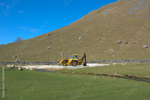 Obraz na płótnie yellow excavator in the Yorkshire dales w salonie
