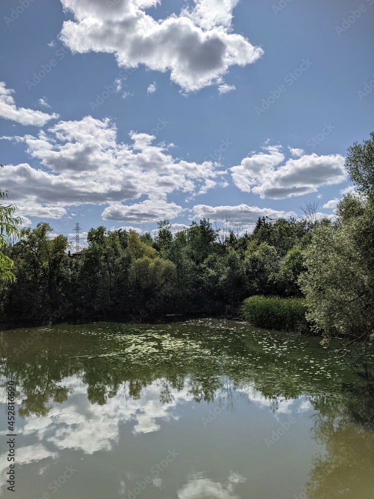 Obraz premium Clouds over the lake