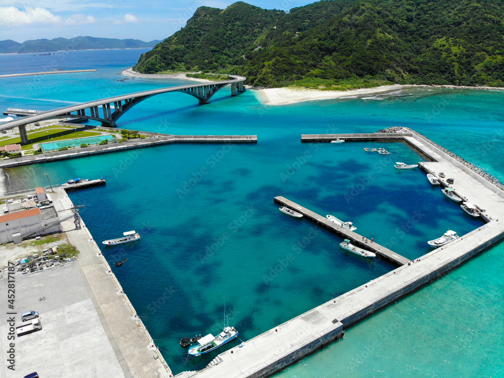 Fototapeta premium 沖縄県島尻郡座間味村の慶良間諸島の阿嘉島をドローンで撮影した空撮写真 Aerial view of Aka Island in the Kerama Islands, Zamami Village, Shimajiri County, Okinawa Prefecture, taken with a drone.