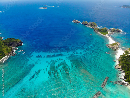 沖縄県島尻郡座間味村の慶良間諸島の阿嘉島をドローンで撮影した空撮写真 Aerial view of Aka Island in the Kerama Islands, Zamami Village, Shimajiri County, Okinawa Prefecture, taken with a drone. © Hello UG