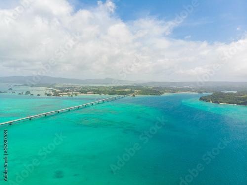 沖縄県国頭郡今帰仁村の古宇利島周辺の橋などをドローンで撮影した空撮写真 