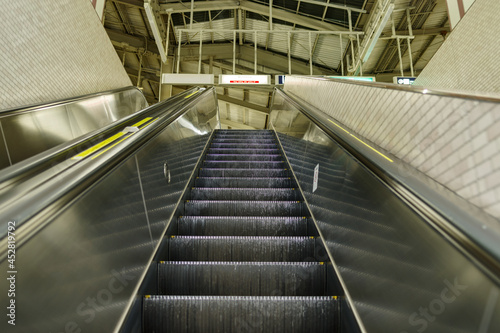 駅のエスカレーター