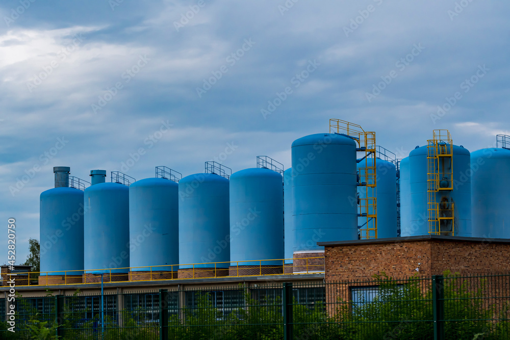 Blaue Silos in einem Industriegebiet Blaue Silos in einem Industriegebiet