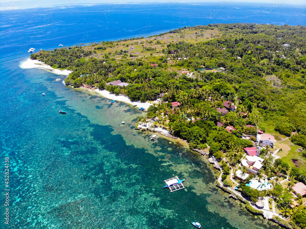 フィリピンのボホール島近くにあるカビラオ島をドローンで撮影した空撮写真 Aerial photo of Cabilao Island near Bohol, Philippines, taken by drone.