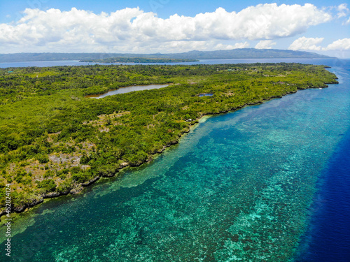 フィリピンのボホール島近くにあるカビラオ島をドローンで撮影した空撮写真 Aerial photo of Cabilao Island near Bohol, Philippines, taken by drone.